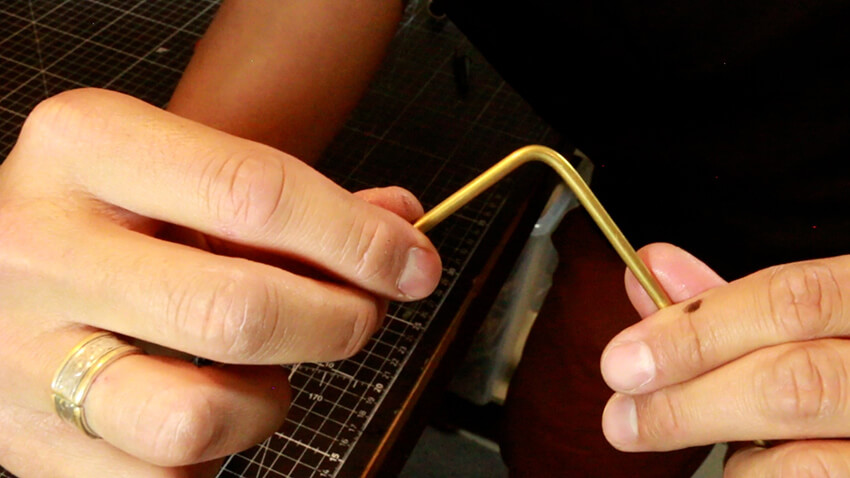 fabrication-baguettes-sourcier-TUTO DIY cintrage final cintrage tige laiton pour fabrication baguettes de sourcier