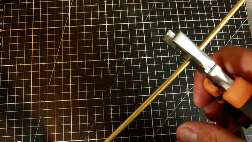 fabrication-baguettes-sourcier-TUTO DIY decouper-tige