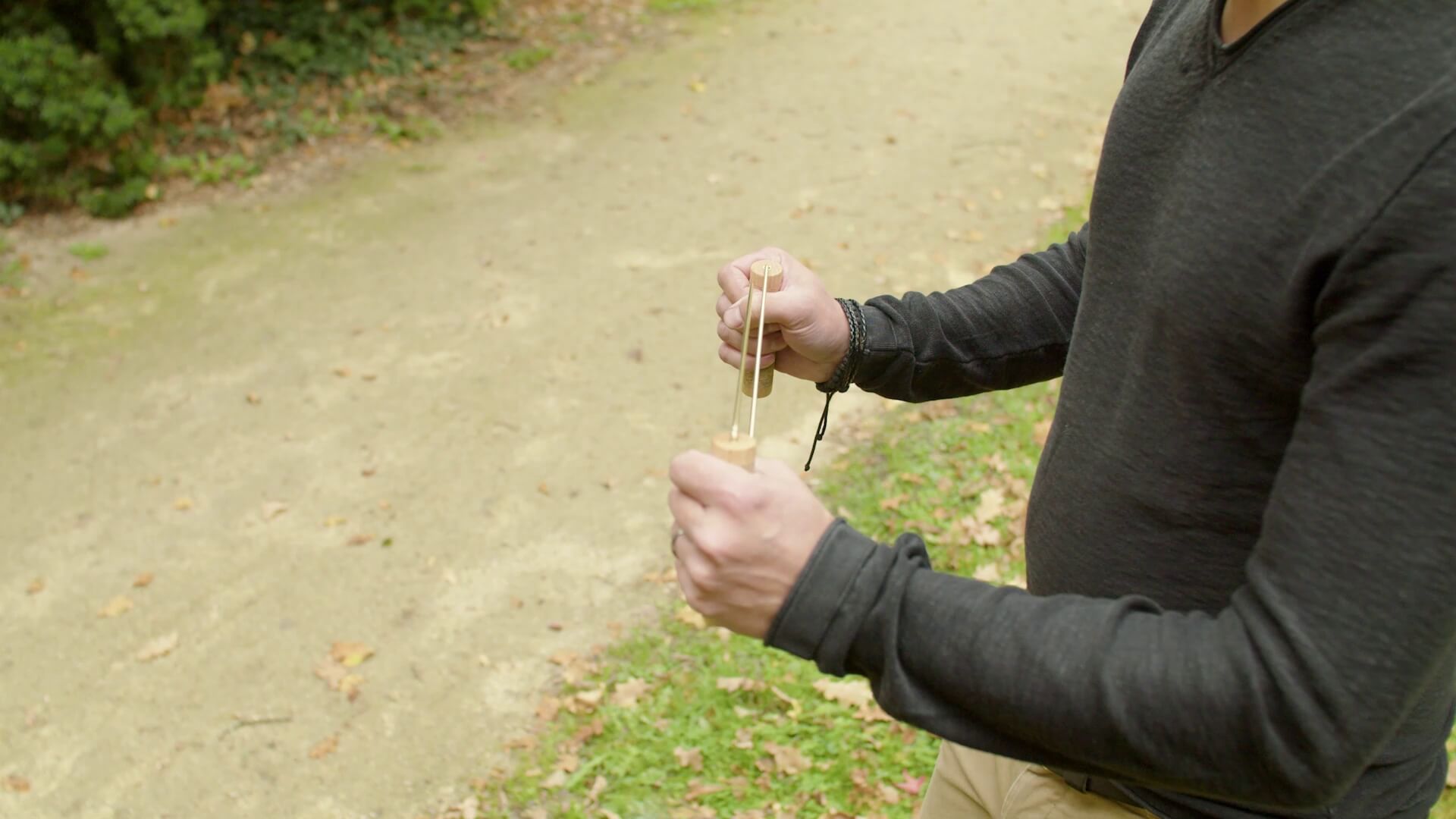 Réaction et mouvement des baguettes de radiesthésie Mains tenant deux baguettes de radiesthésie pour observer leur mouvement