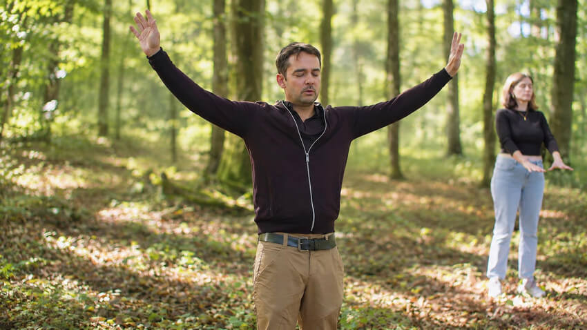 Exercice d’ancrage et d’écoute des ressentis pendant un stage Sensitif en forêt.