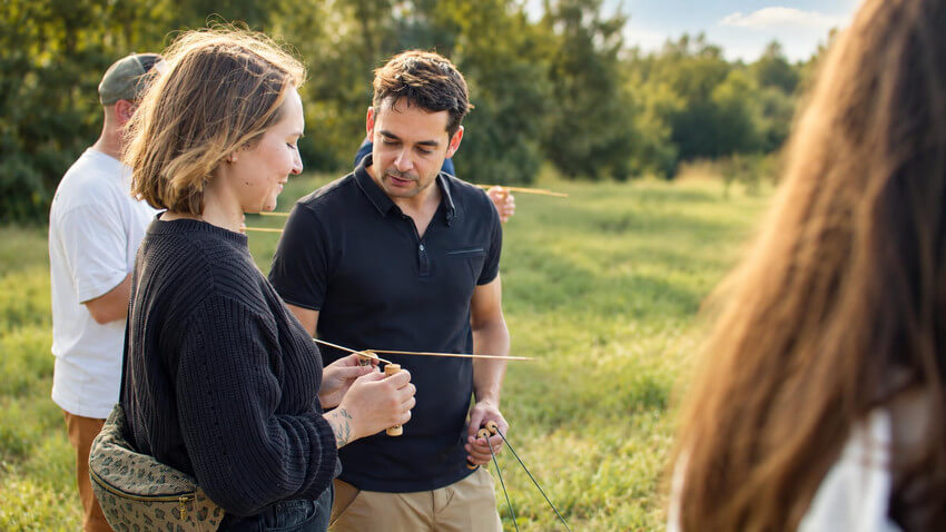Apprentissage des baguettes de sourcier pendant un stage Sensitif Accompagnement individuel pour apprendre à utiliser des baguettes de sourcier pendant un stage Sensitif.