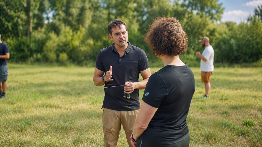 Explications sur l’utilisation des baguettes de sourcier pendant un stage Sensitif.
